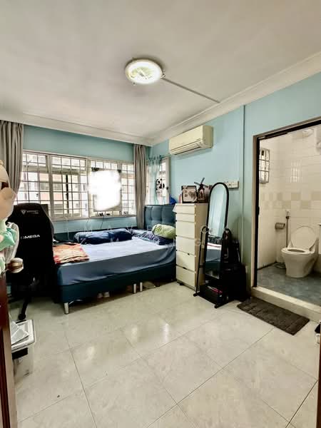 484A Choa Chu Kang Avenue 5 HDB Flat For Sale at S$ 540,000 | PropertyGuru Singapore - Master Bedroom