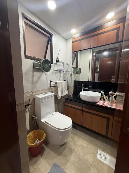 The Mayfair, 1 Jurong East Street 32, Boon Lay / Jurong / Tuas, 2 Bedrooms, 893 sqft, Condominium For Sale, by Lily Tan, 500039085 - Bathroom - PropertyGuru.com.sg