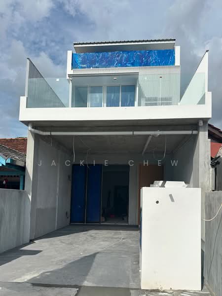 ❤️GIANT⚡️Brand New 4 Lvls Inter-Terrace in Sembawang Hills Estate w Attic & Lift!, Upper Thomson Road/ Casuarina Road/ Sembawang Hills Drive, 6 Bedrooms, 3,648 sqft, Terraced House For Sale, by Jackie Chew, 500039426 - Exterior - PropertyGuru.com.sg