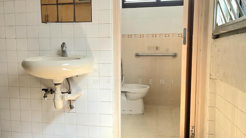 704 Yishun Avenue 5 HDB Flat For Sale at S$ 399,000 | PropertyGuru Singapore - Bathroom