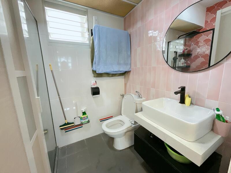183B Woodlands Street 13 HDB Flat For Sale at S$ 700,000 | PropertyGuru Singapore - Common Bathroom