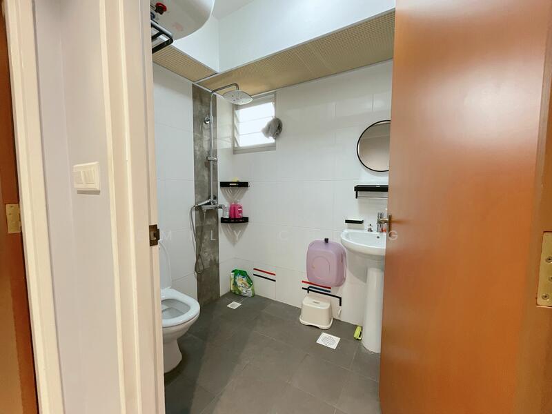 183B Woodlands Street 13 HDB Flat For Sale at S$ 700,000 | PropertyGuru Singapore - Master Bathroom