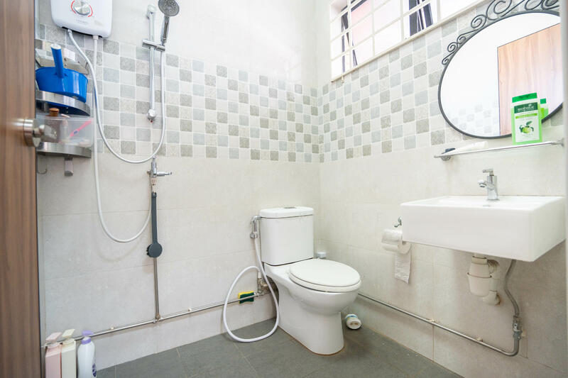 Common Bath (ground floor) 