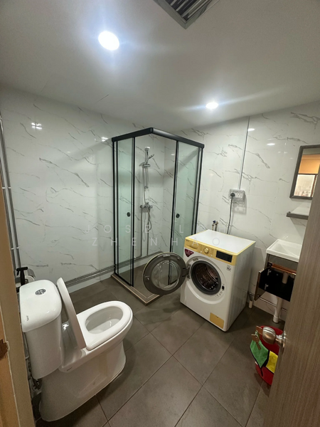 The Plaza Apartment For Sale at S$ 903,000 | PropertyGuru Singapore - Bathroom