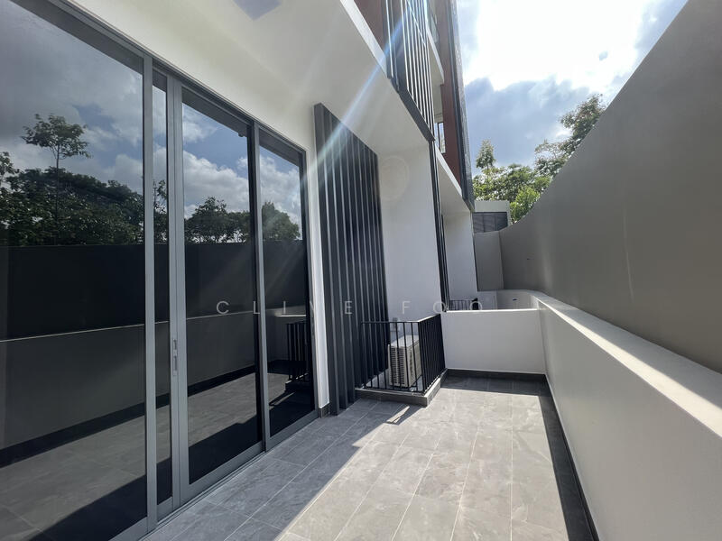 Junior Master Balcony (with ZipTrak)