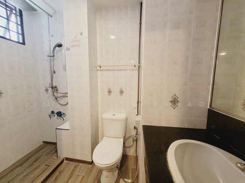 The Watercrest Condominium For Sale at S$ 1,400,000 | PropertyGuru Singapore - Bathroom