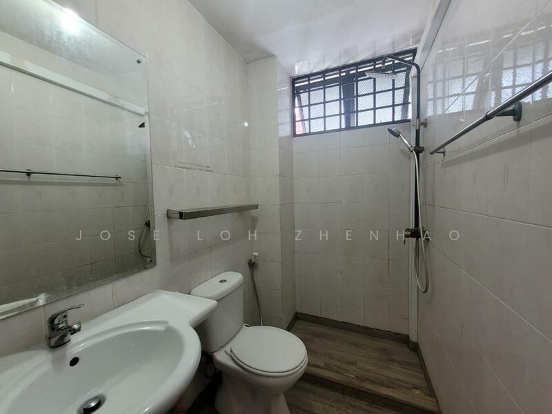 The Watercrest Condominium For Sale at S$ 1,400,000 | PropertyGuru Singapore - Bathroom