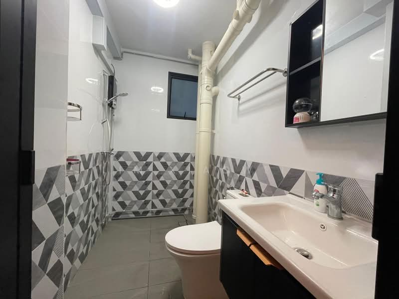 272A Jurong West Street 24, 272A Jurong West Street 24, Room Rental, 120 sqft, HDB Flat For Rent, by Lim Xiaowei, 500040041 - Common Bathroom - PropertyGuru.com.sg
