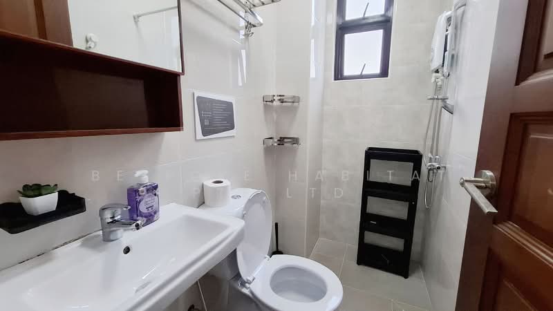 04-12 Common Bathroom