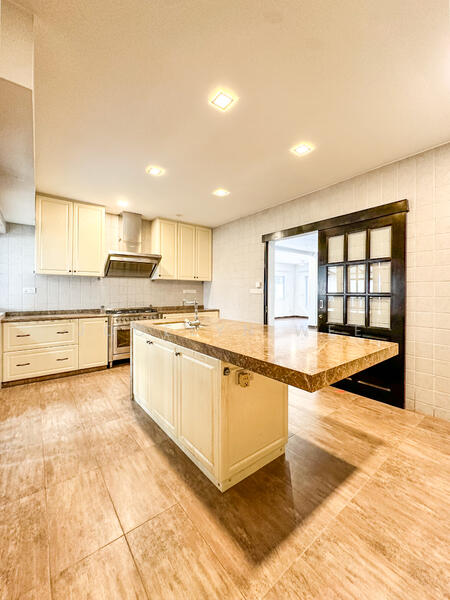 Lvl 1 - Dry Kitchen w Island