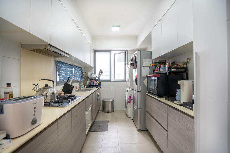 138B Yuan Ching Road HDB Flat For Sale at S$ 1,008,888 | PropertyGuru Singapore - Kitchen