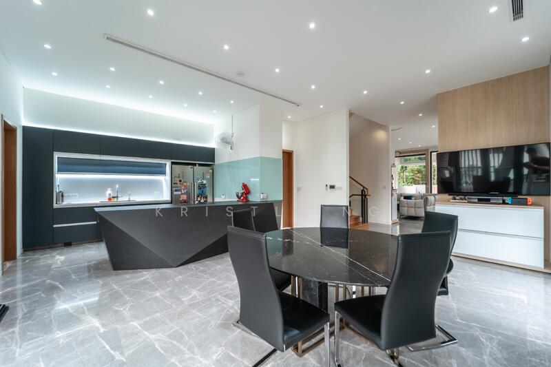 Dry Kitchen / Dining