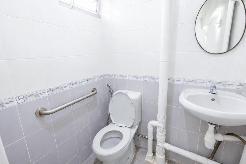 226 Ang Mo Kio Avenue 1 HDB Flat For Sale at S$ 538,000 | PropertyGuru Singapore - Bathroom