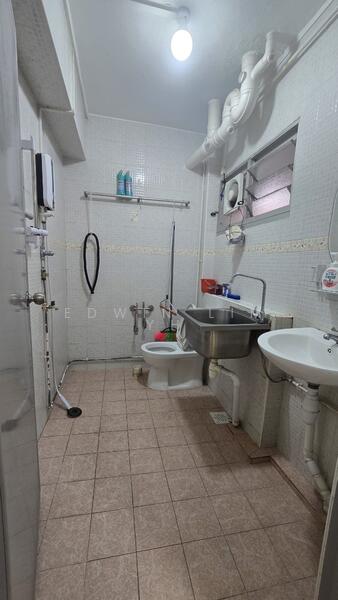 568 Choa Chu Kang Street 52 HDB Flat For Sale at S$ 670,000 | PropertyGuru Singapore - Bathroom