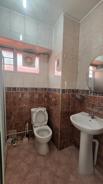 568 Choa Chu Kang Street 52 HDB Flat For Sale at S$ 670,000 | PropertyGuru Singapore - Bathroom