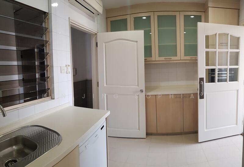 Leonie Condotel, 2 Leonie Hill Road, 4 Bedrooms, 2,722 sqft, Condominium For Rent, by Lin Jing Sophia, 500041195 - Kitchen - PropertyGuru.com.sg