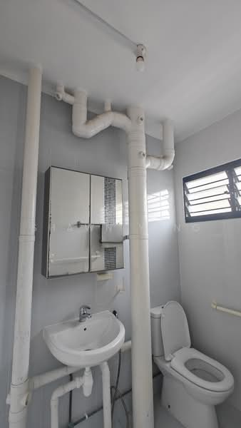 434 Tampines Street 43, 434 Tampines Street 43, 3 Bedrooms, 1,119 sqft, HDB Flat For Sale, by Shawn Yang, 500041198 - Bathroom - PropertyGuru.com.sg