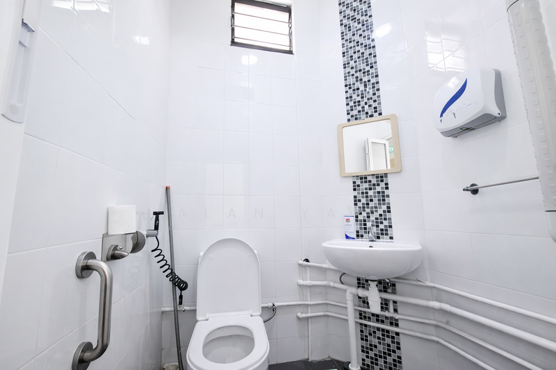 249 Jurong Street 24, Jurong East Street 24, 1,808 sqft, Medical For Rent, by Alan Yap, 500041344 - Bathroom - CommercialGuru.com.sg