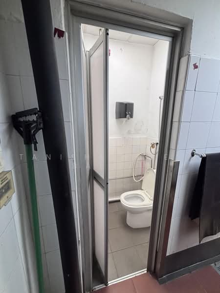 Jalan kayu shophouse shop, Jalan kayu, 1,405 sqft, Shop / Shophouse For Rent, by Tanisha Suresh Balani, 500041622 - Bathroom - CommercialGuru.com.sg