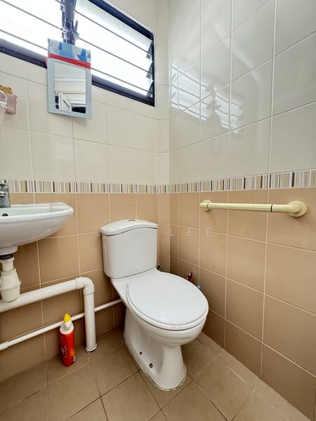 318 Bukit Batok Street 32, 318 Bukit Batok Street 32, Room Rental, 200 sqft, HDB Flat For Rent, by Jay Lee, 500041629 - Bathroom - PropertyGuru.com.sg