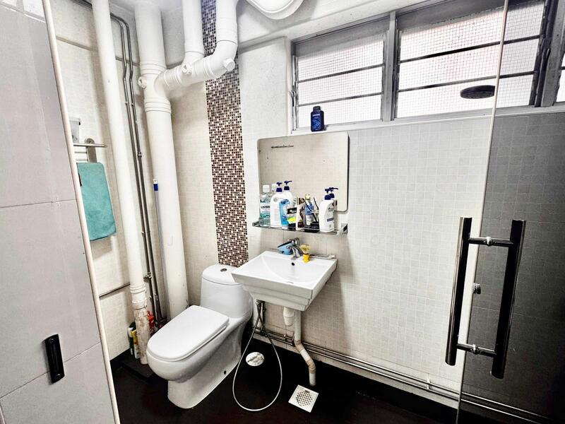 245 Hougang Street 22 HDB Flat For Sale at S$ 700,000 | PropertyGuru Singapore - Bathroom