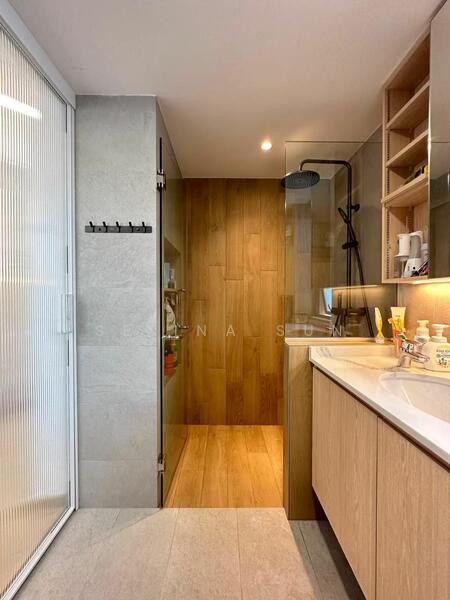 Aquarius By The Park Condominium For Sale at S$ 1,800,000 | PropertyGuru Singapore - Bathroom