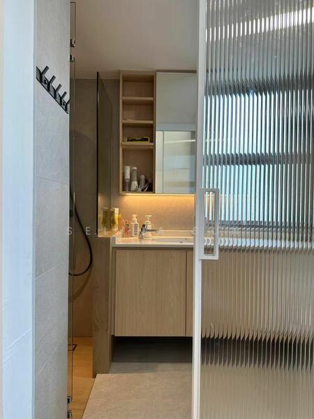 Aquarius By The Park Condominium For Sale at S$ 1,800,000 | PropertyGuru Singapore - Bathroom