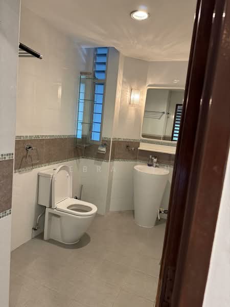 Tanglin Hill Condo, 18 Tanglin Walk, 4 Bedrooms, 5,050 sqft, Condominium For Rent, by Debra Tan, 500042134 - Bathroom - PropertyGuru.com.sg