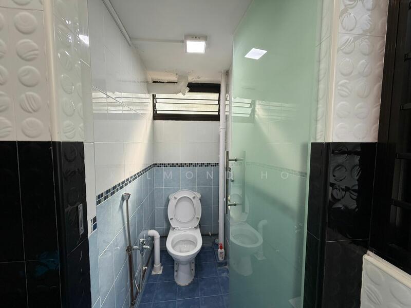 17 Eunos Crescent HDB Flat For Sale at S$ 400,000 | PropertyGuru Singapore - Bathroom