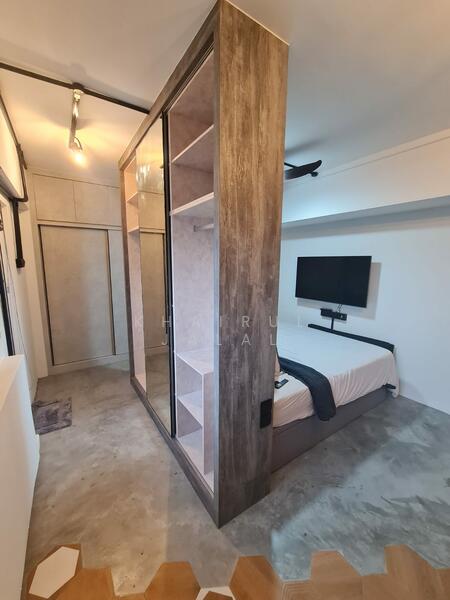 288 Tampines Street 22 HDB Flat For Sale at S$ 748,000 | PropertyGuru Singapore - Master room Walk in closet!