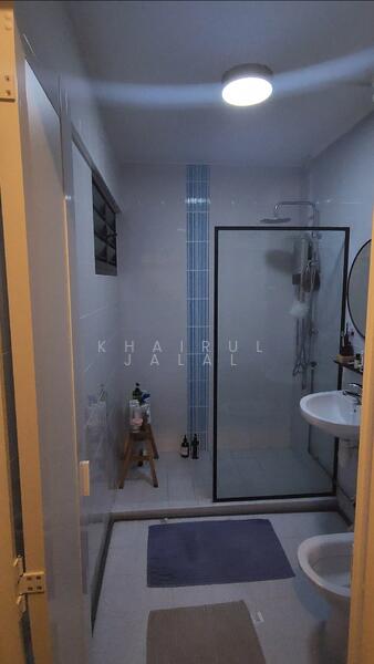 288 Tampines Street 22 HDB Flat For Sale at S$ 748,000 | PropertyGuru Singapore - Master toilet