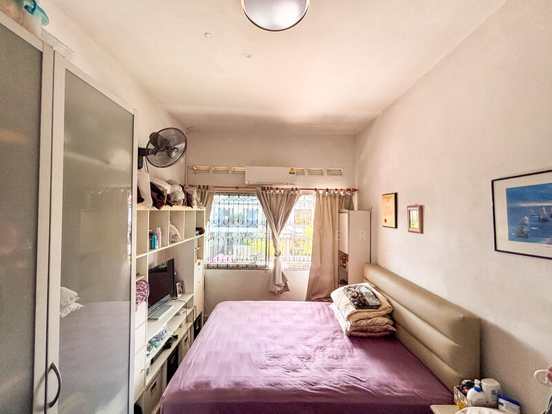 ❤️Huge Corner Terrace Ready To Be Transformed❤️ Corner Terrace For Sale at S$ 5,500,000 | PropertyGuru Singapore - Bedroom