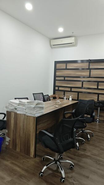 Oxley BizHub, 61 Ubi Road 1, 947 sqft, Light Industrial (B1) For Sale, by Vincent Koh, 500042715 - Meeting Room - CommercialGuru.com.sg