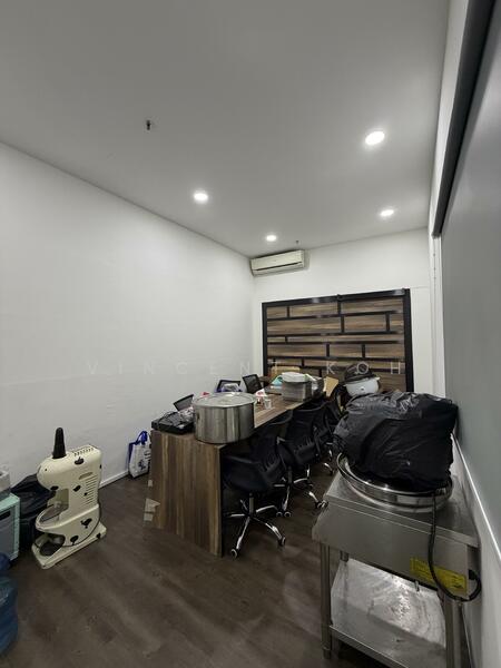 Oxley BizHub, 61 Ubi Road 1, 947 sqft, Light Industrial (B1) For Sale, by Vincent Koh, 500042715 - Meeting Room - CommercialGuru.com.sg