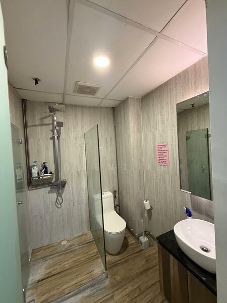 Oxley BizHub, 61 Ubi Road 1, 947 sqft, Light Industrial (B1) For Sale, by Vincent Koh, 500042715 - Bathroom - CommercialGuru.com.sg
