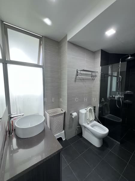 Kerrisdale Condominium For Sale at S$ 2,250,000 | PropertyGuru Singapore - Spacious common bathroom 