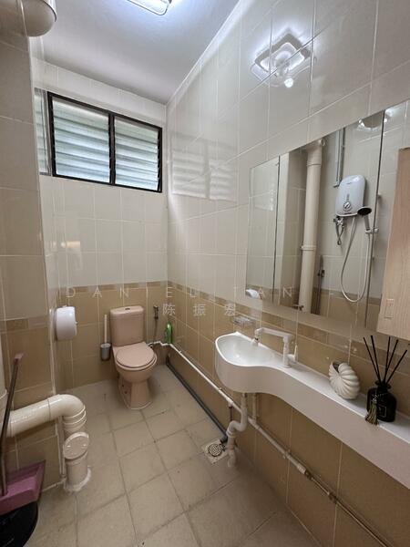 HDB Ground Floor Shop in Telok Blangah Rise, Telok Blangah Rise, Kampong Bahru Road, Lower Delta Road, 250 sqft, Shop / Shophouse For Rent, by Daniel Tan - 陈振宏, 500043155 - Bathroom - CommercialGuru.com.sg