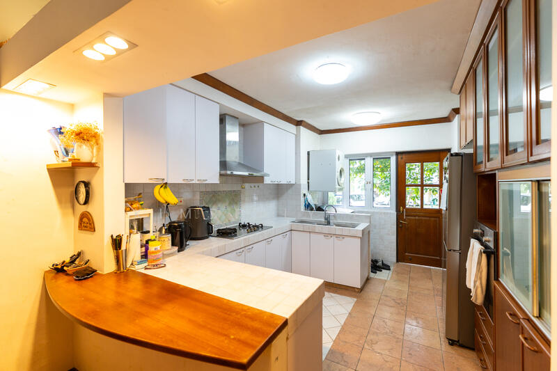 For investor/own stay, large 1,900 sqft 3 bed turn to 4 bed! Est. 4% p.a. yield Condominium For Sale at S$ 2,400,000 | PropertyGuru Singapore - Kitchen