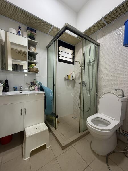 996B Buangkok Crescent, 996B Buangkok Crescent, 3 Bedrooms, 990 sqft, HDB Flat For Sale, by Hazel Chen, 500043343 - Bathroom - PropertyGuru.com.sg