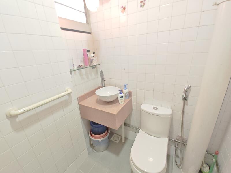 685 Race Course Road HDB Flat For Sale at S$ 560,000 | PropertyGuru Singapore - Bathroom