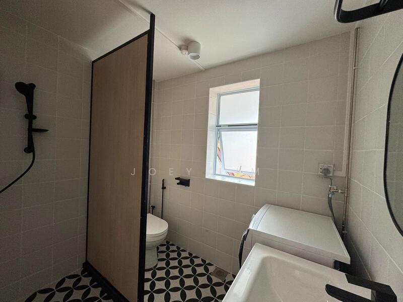 For Rent - Admiralty Hills - Rare Black and White Colonial House