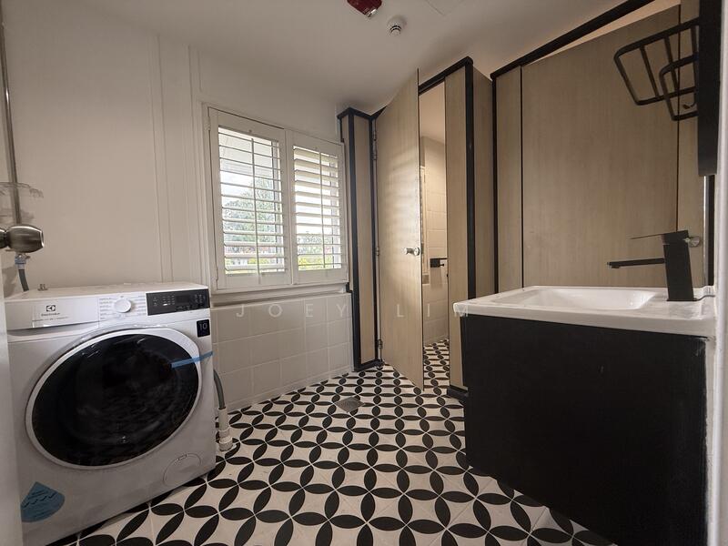 For Rent - Admiralty Hills - Rare Black and White Colonial House