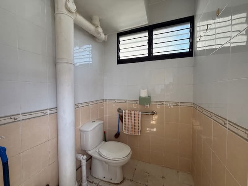 708 Clementi West Street 2 HDB Flat For Sale at S$ 550,000 | PropertyGuru Singapore - Bathroom