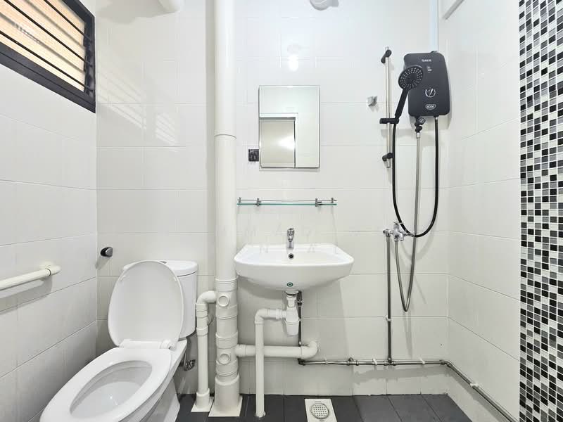 102 Jalan Dusun, 102 Jalan Dusun, 3 Bedrooms, 1,270 sqft, HDB Flat For Sale, by Muhammad Noor Danial, 500043561 - Bathroom - PropertyGuru.com.sg
