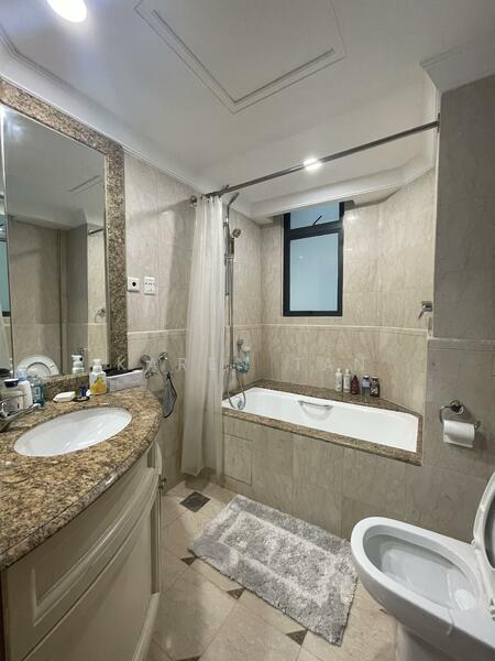 Master ensuite bathroom