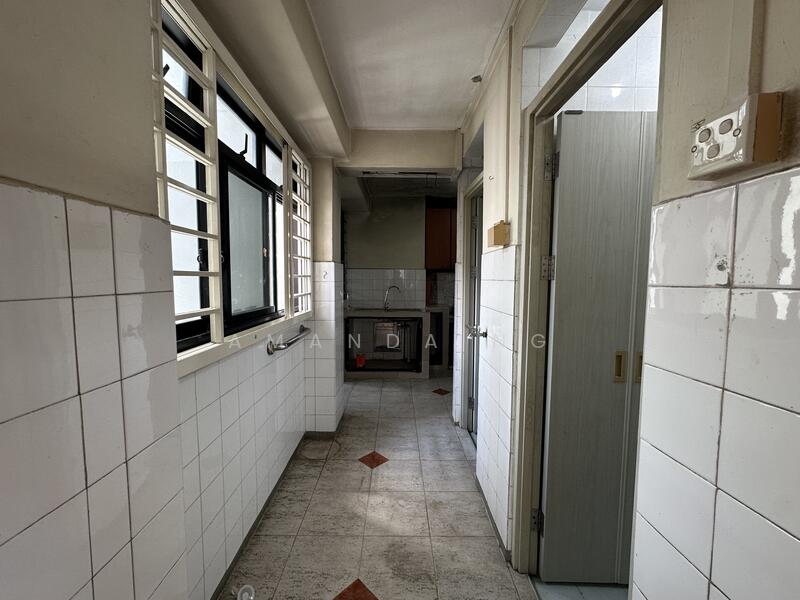 160 Mei Ling Street HDB Flat For Sale at S$ 428,000 | PropertyGuru Singapore - Corridor