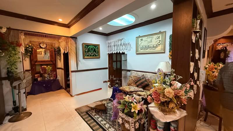 162 Tampines Street 12 HDB Flat For Sale at S$ 800,000 | PropertyGuru Singapore - Living Room