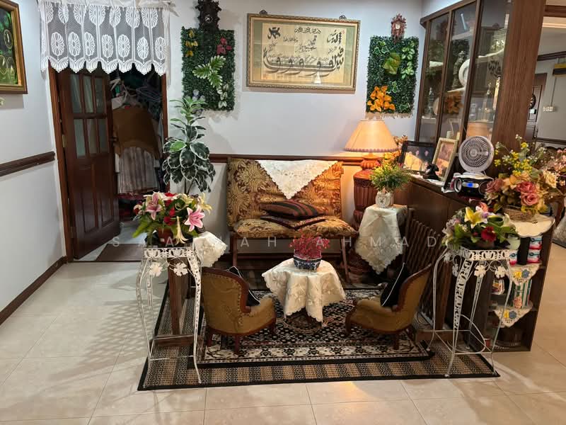 162 Tampines Street 12 HDB Flat For Sale at S$ 800,000 | PropertyGuru Singapore - Living Room