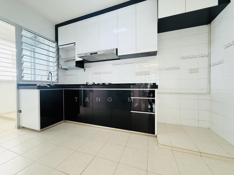 211C Compassvale Lane HDB Flat For Sale at S$ 688,000 | PropertyGuru Singapore - Kitchen
