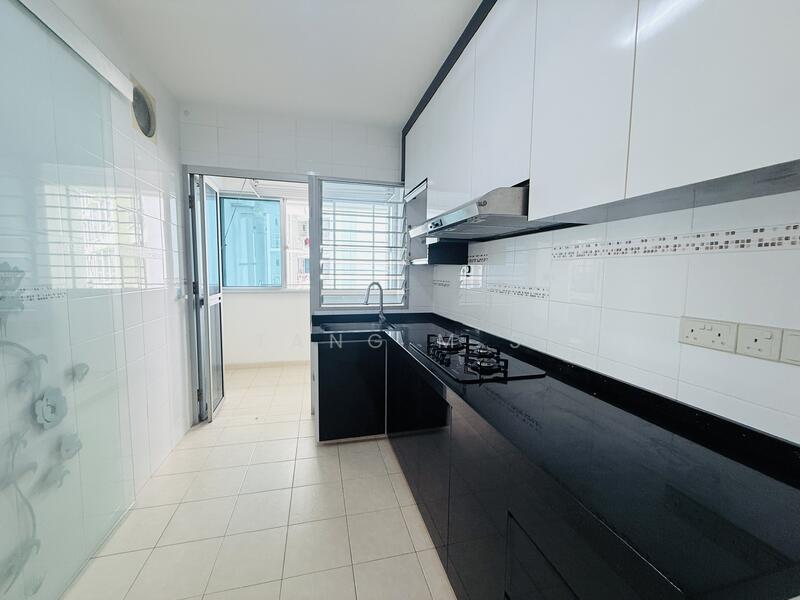 211C Compassvale Lane HDB Flat For Sale at S$ 688,000 | PropertyGuru Singapore - Kitchen